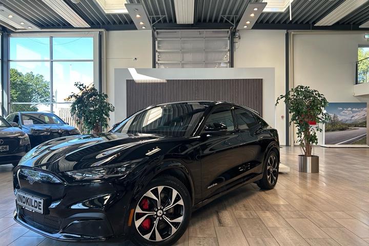 Sort Ford Mustang Mach-E fra 2022 set udefra