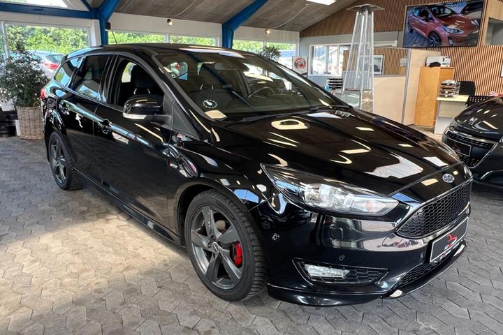 Sort Ford Focus fra 2017 set udefra