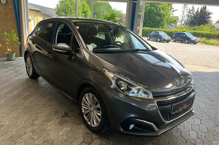 Grå Peugeot 208 fra 2020