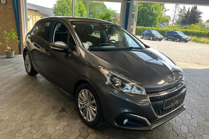 Grå Peugeot 208 fra 2020 set udefra