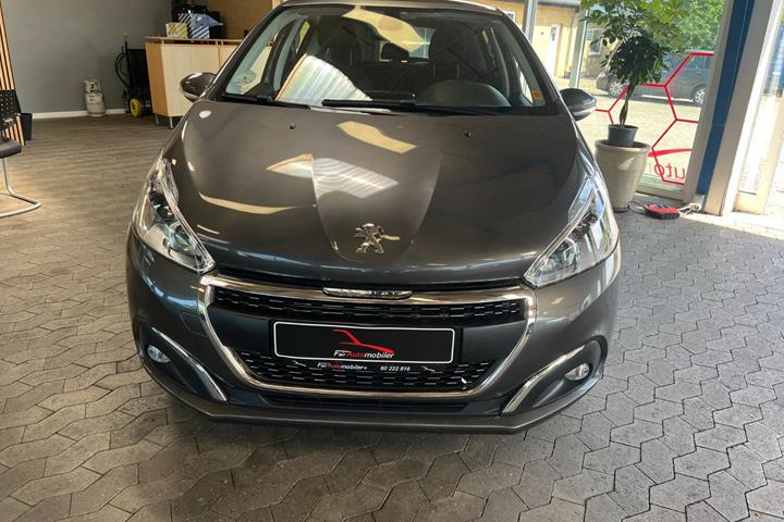 Grå Peugeot 208 fra 2020