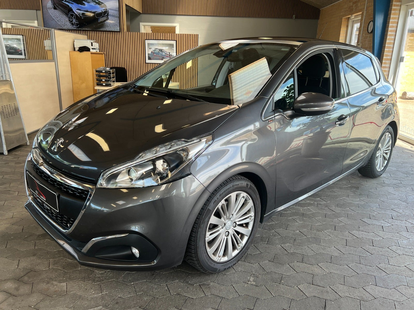 Grå Peugeot 208 fra 2020