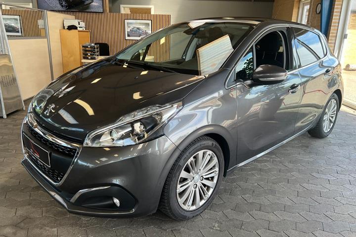 Grå Peugeot 208 fra 2020