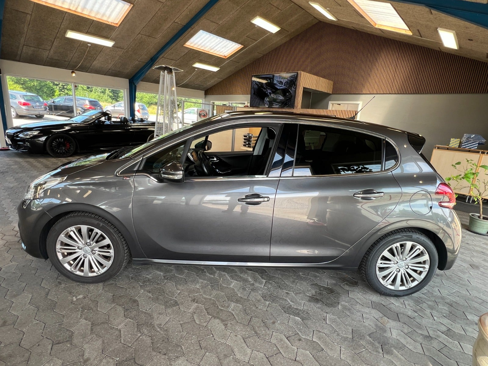 Grå Peugeot 208 fra 2020