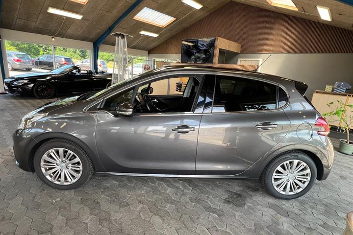 Grå Peugeot 208 fra 2020