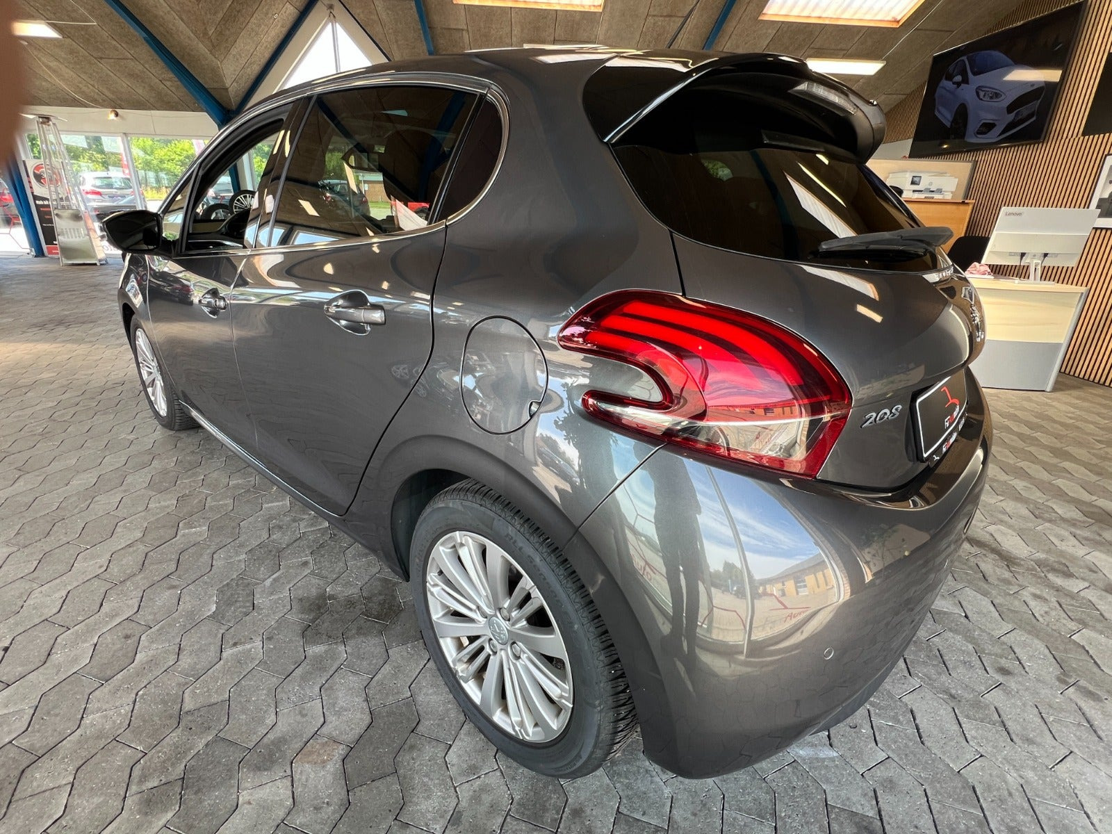 Grå Peugeot 208 fra 2020