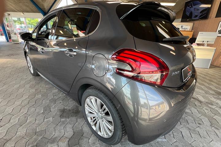 Grå Peugeot 208 fra 2020