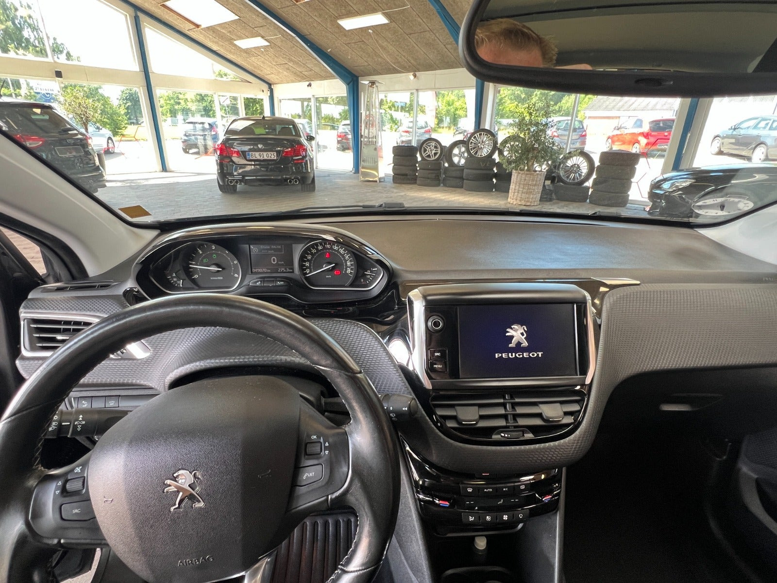 Grå Peugeot 208 fra 2020