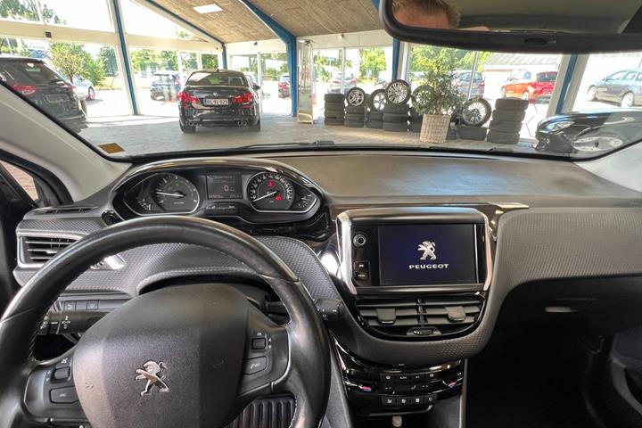 Grå Peugeot 208 fra 2020