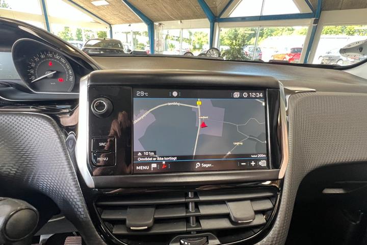 Grå Peugeot 208 fra 2020
