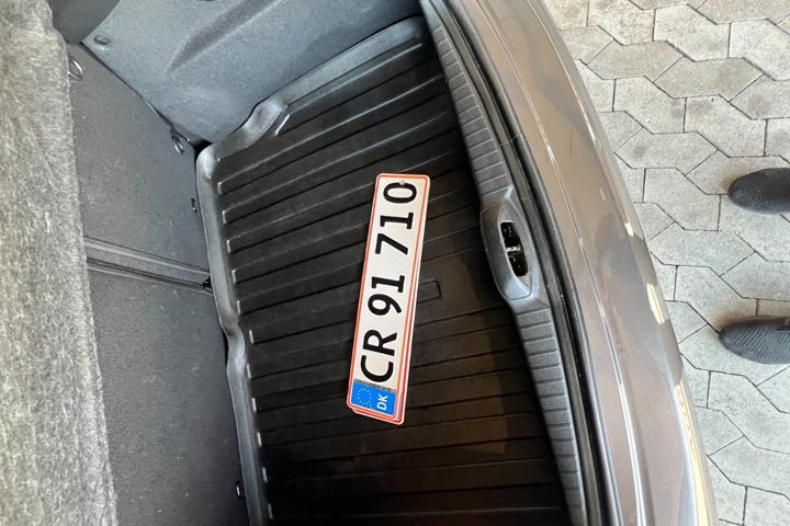 Grå Peugeot 208 fra 2020