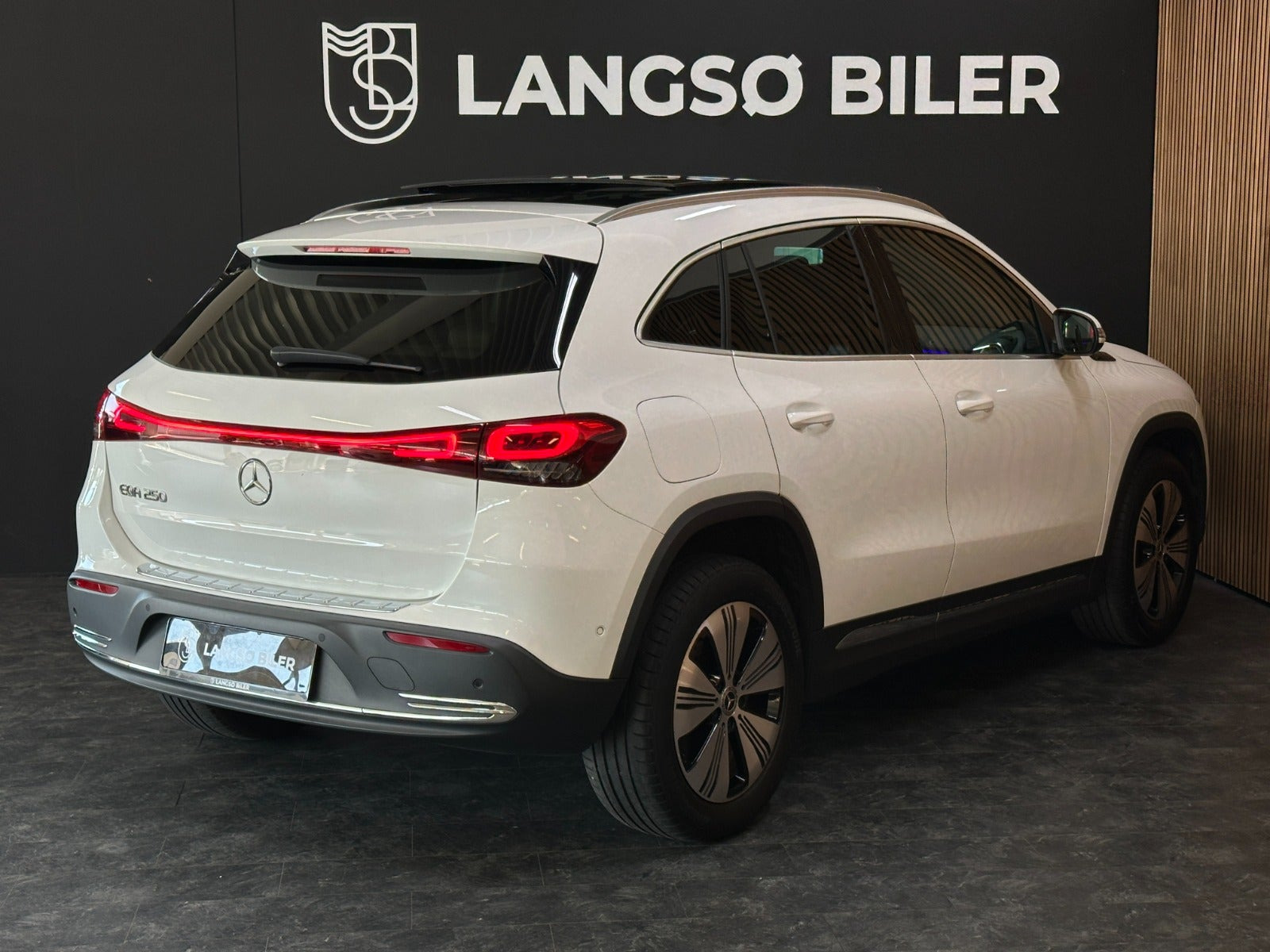 Hvid Mercedes EQA250 fra 2021