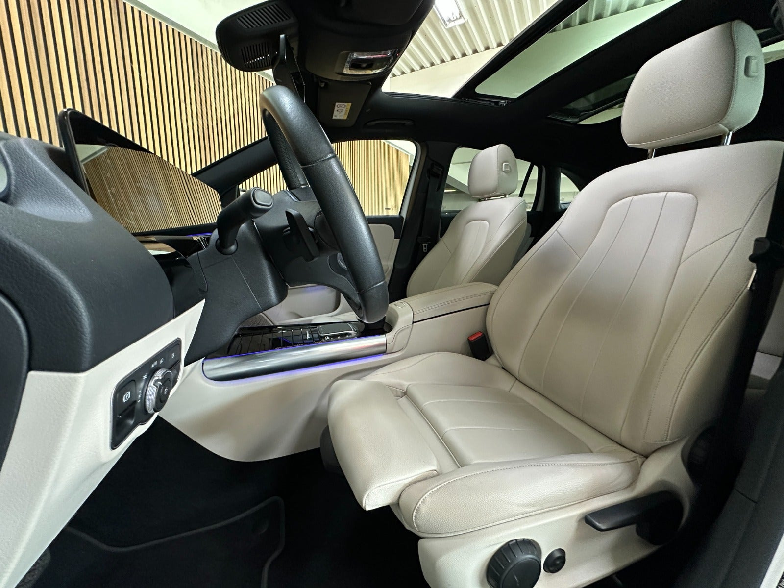 Hvid Mercedes EQA250 fra 2021