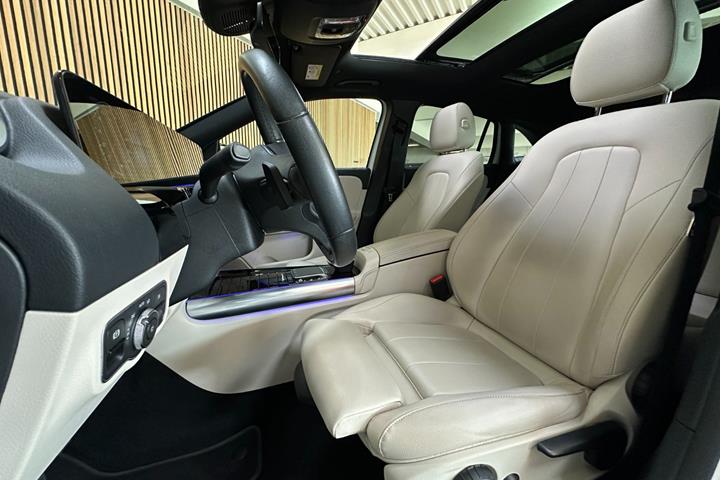 Hvid Mercedes EQA250 fra 2021