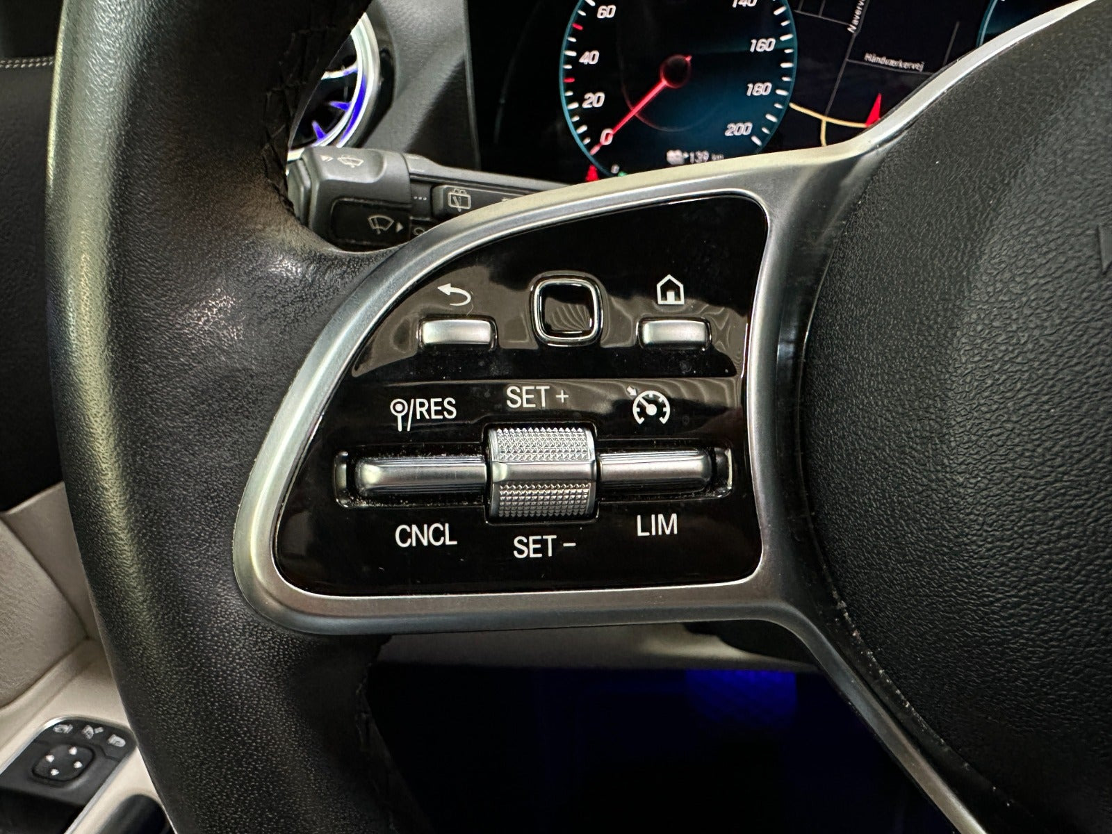 Hvid Mercedes EQA250 fra 2021