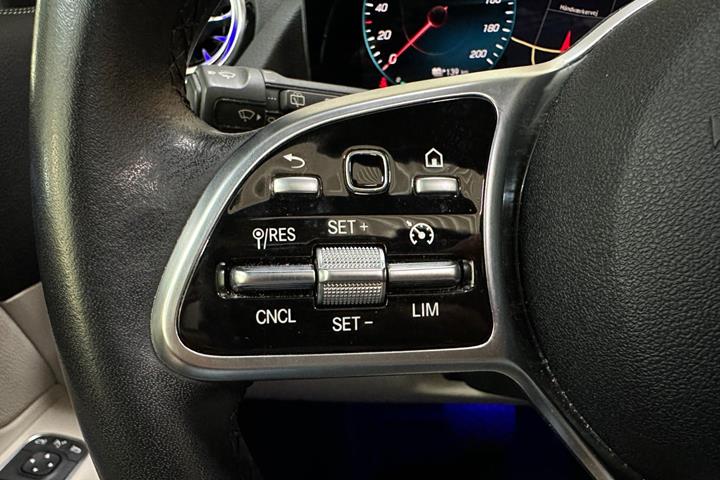 Hvid Mercedes EQA250 fra 2021