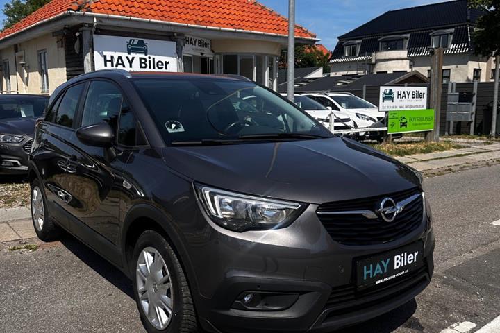 Grå Opel Crossland X fra 2020 set udefra
