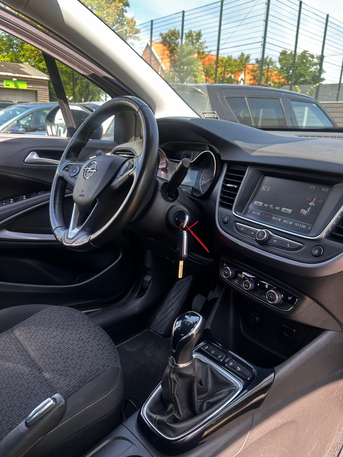 Grå Opel Crossland X fra 2020