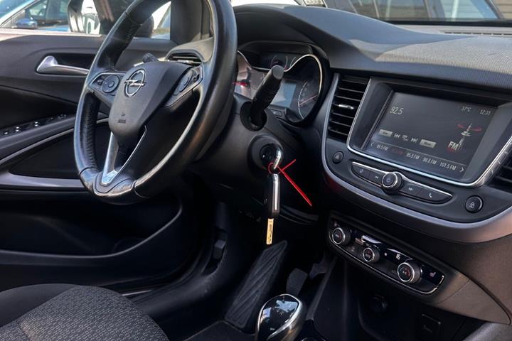 Grå Opel Crossland X fra 2020