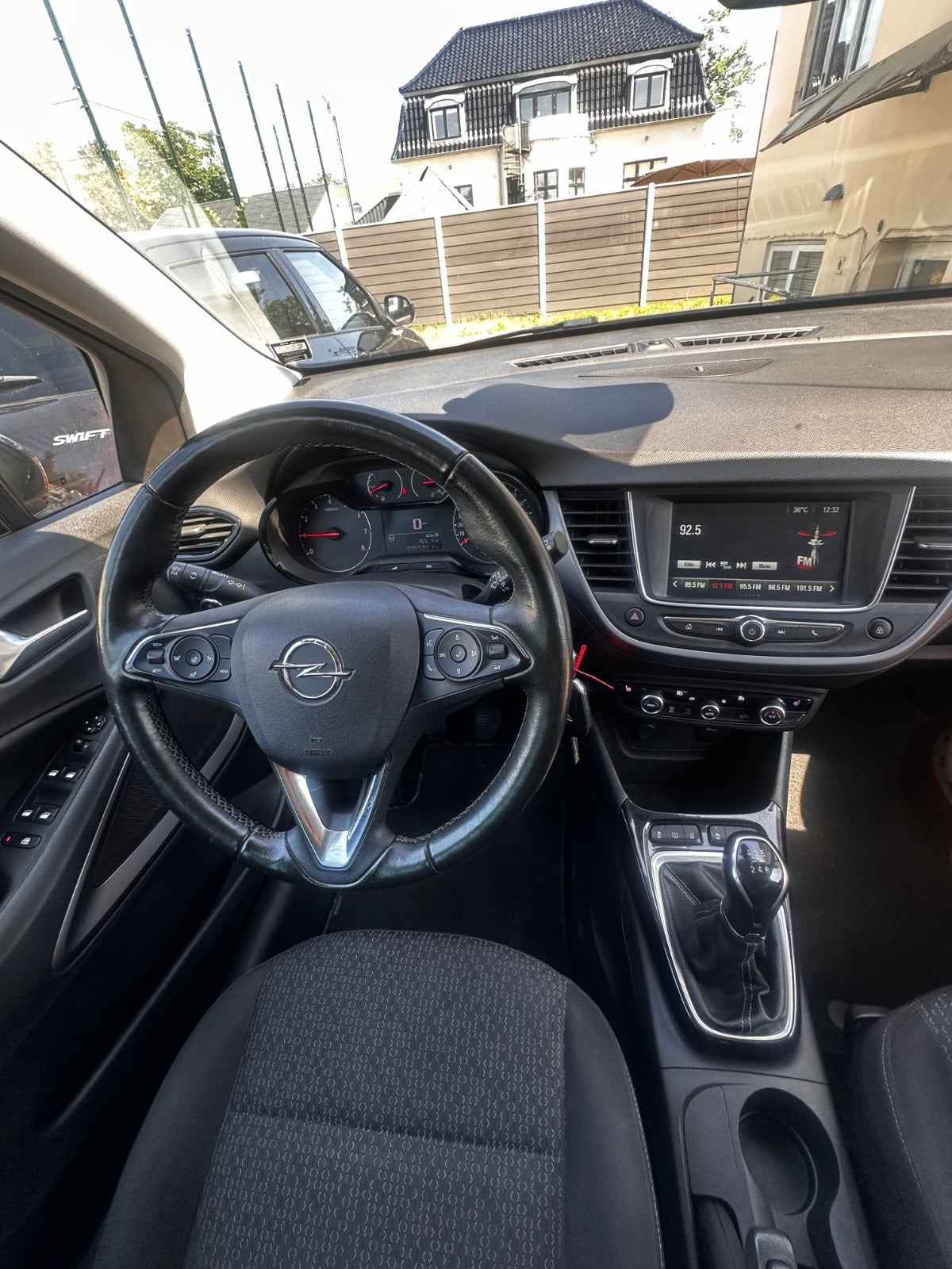 Grå Opel Crossland X fra 2020