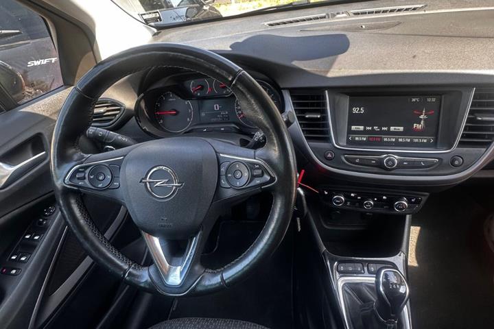 Grå Opel Crossland X fra 2020