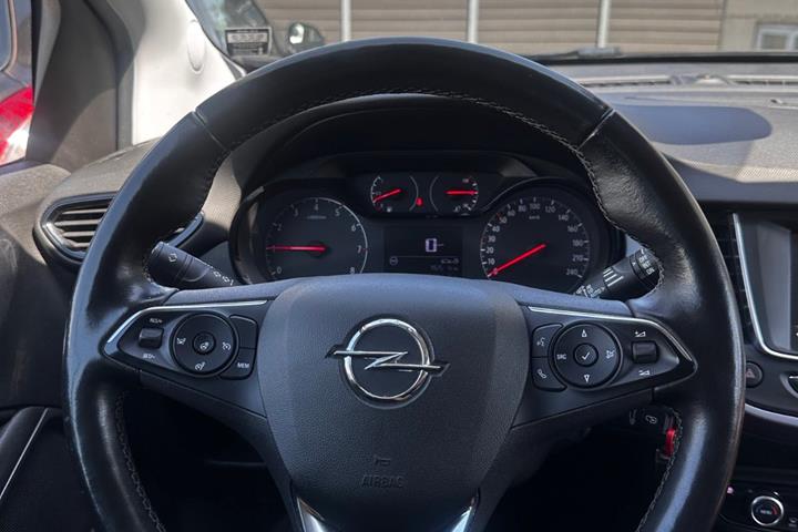 Grå Opel Crossland X fra 2020