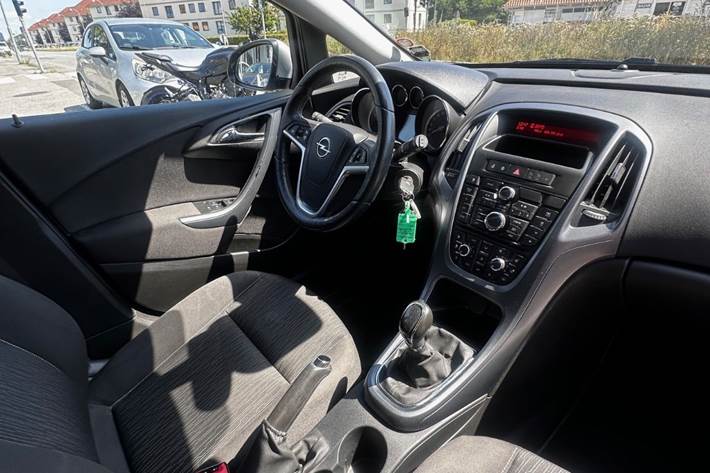 Sølv Opel Astra fra 2014