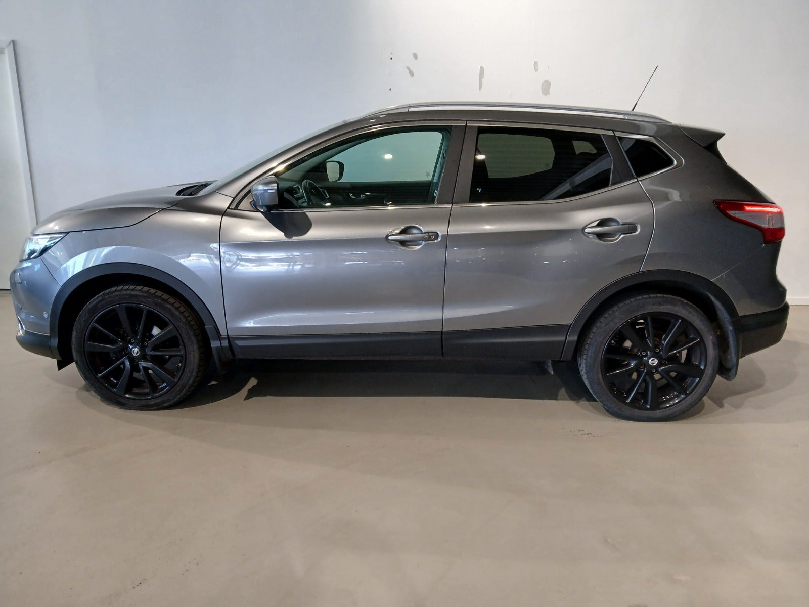 Grå Nissan Qashqai fra 2014