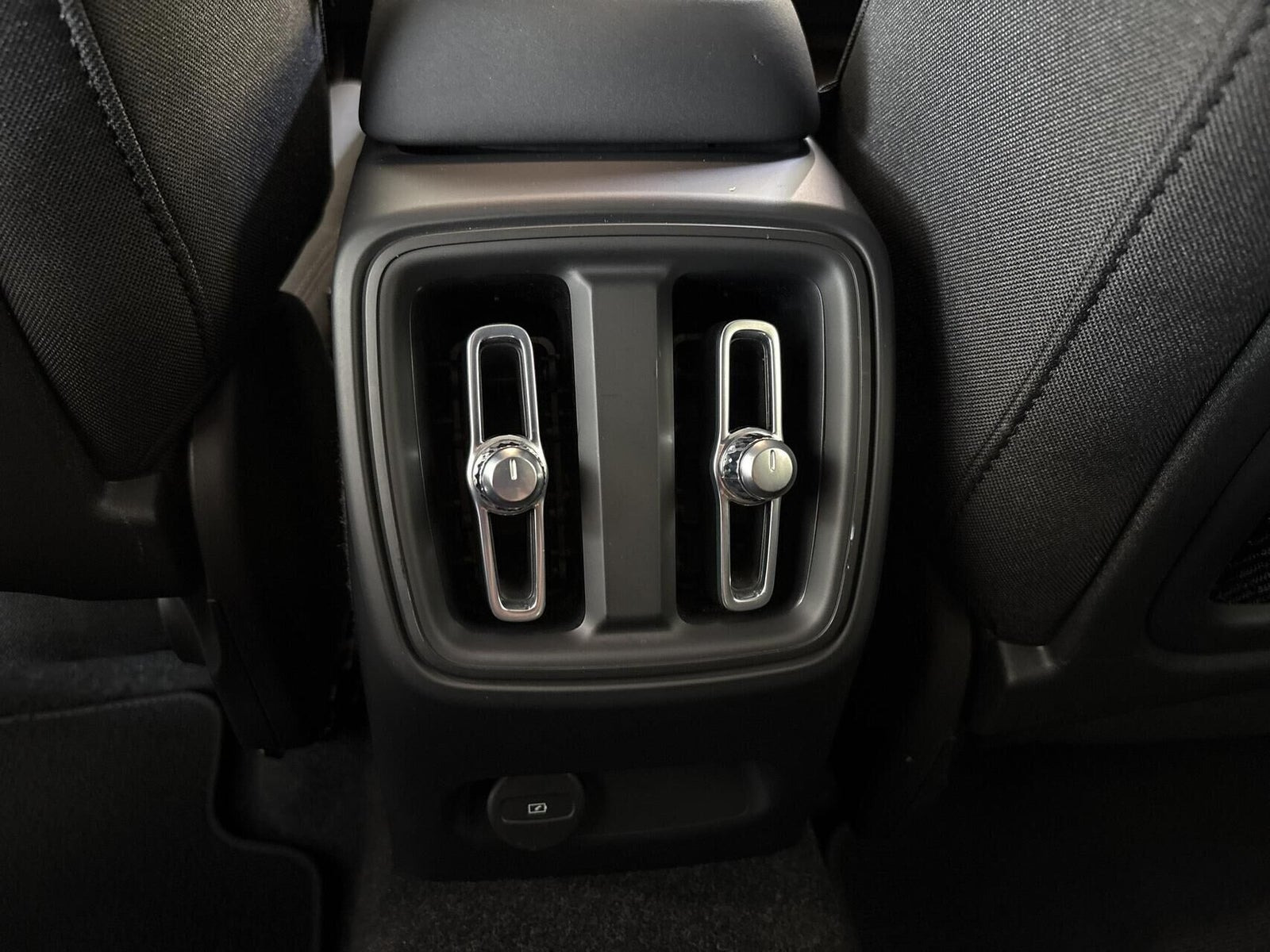 Sølv Volvo C40 fra 2023