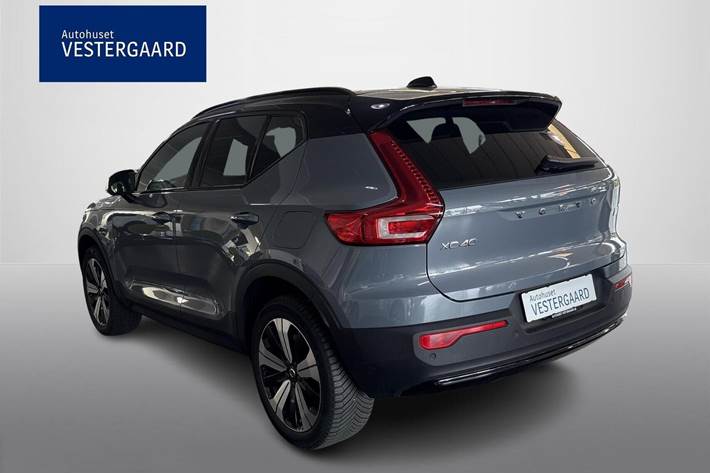 Grå Volvo XC40 fra 2023