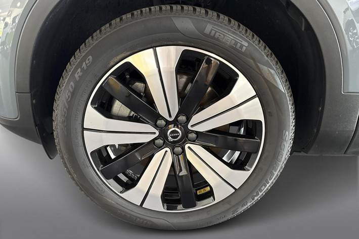Grå Volvo XC40 fra 2023