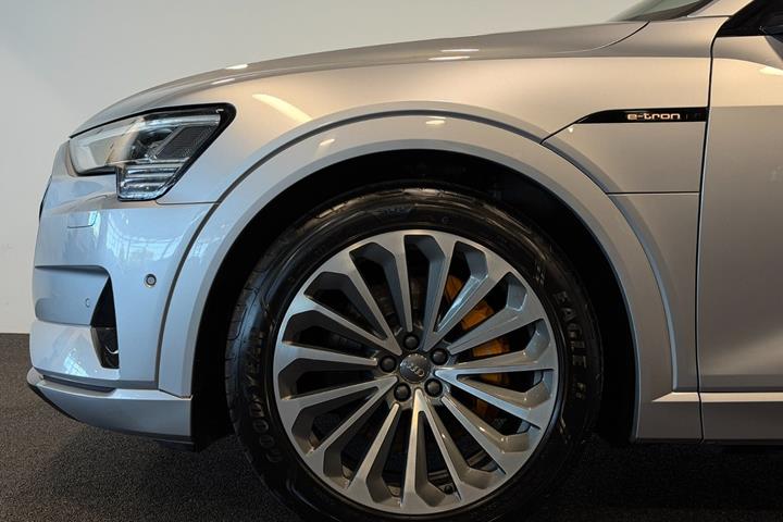 Sølv Audi e-tron fra 2020