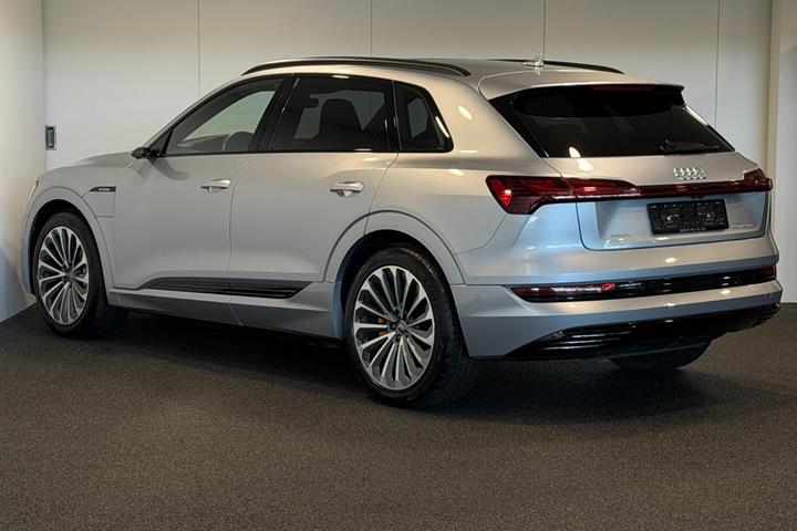 Sølv Audi e-tron fra 2020