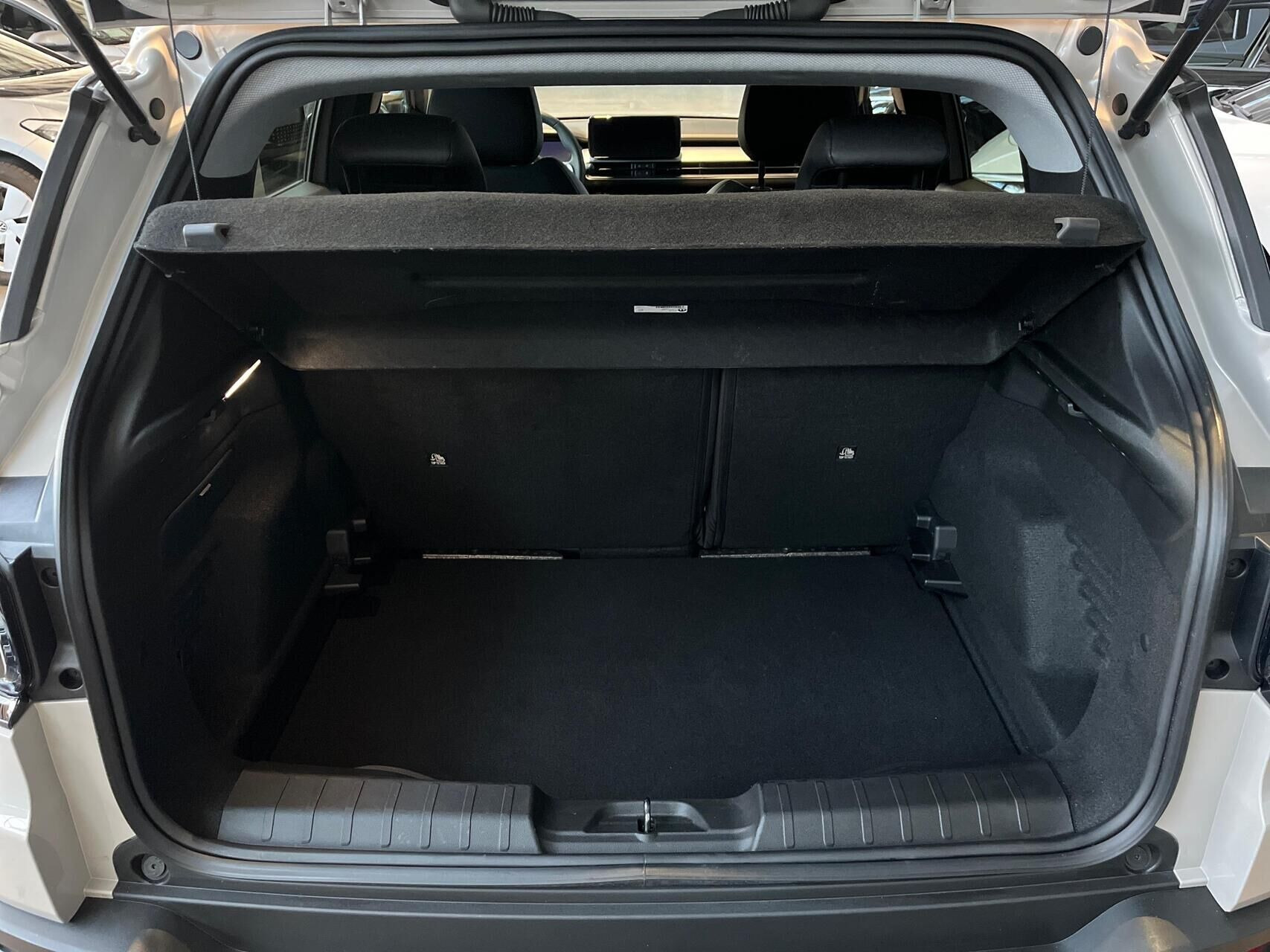 Beige Jeep Avenger fra 2025