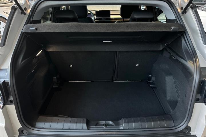 Beige Jeep Avenger fra 2025