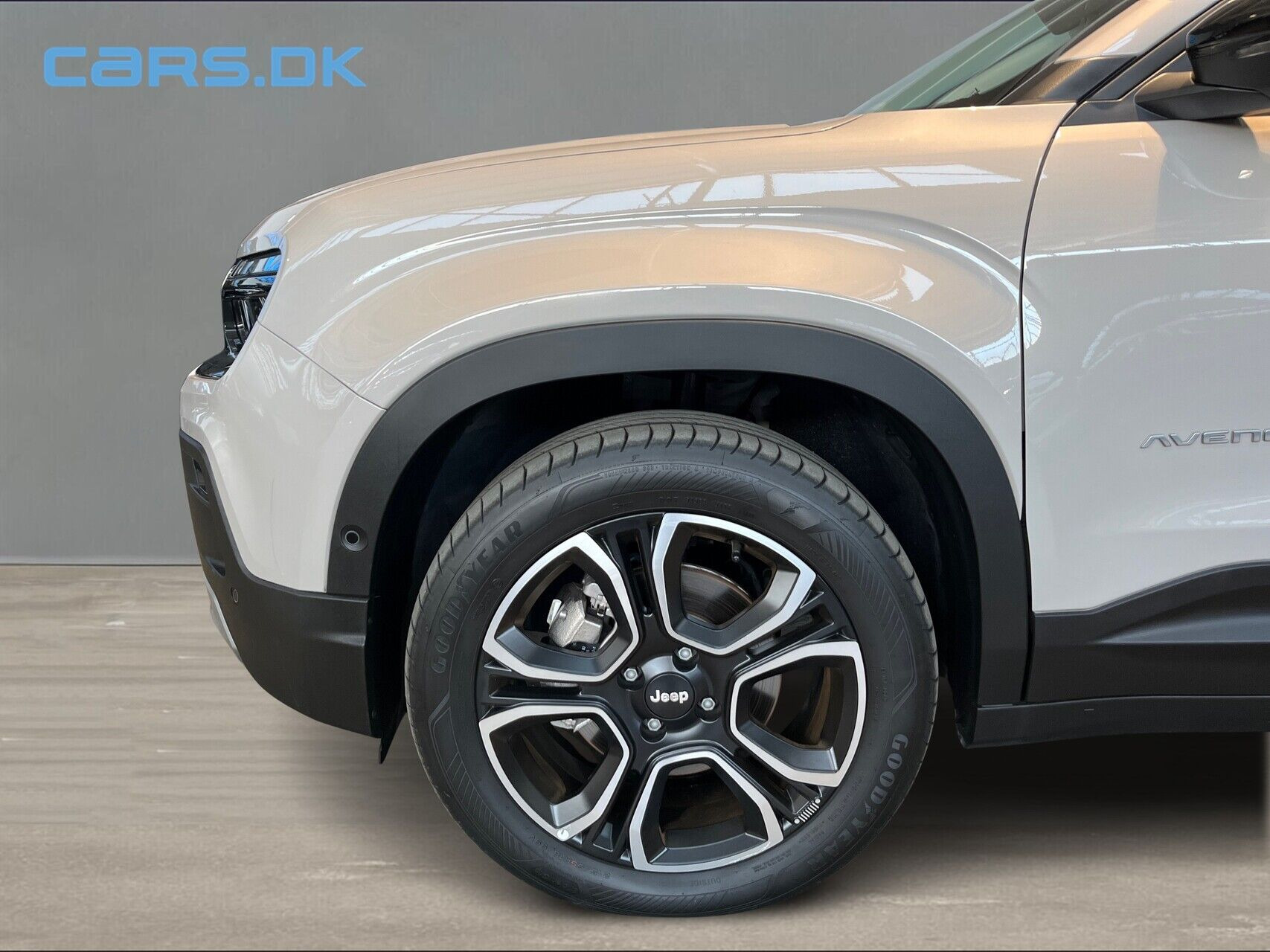 Beige Jeep Avenger fra 2025