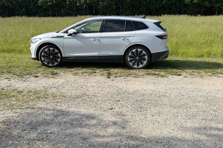 Hvid Skoda Enyaq fra 2021