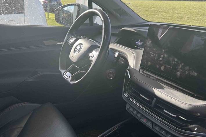 Hvid Skoda Enyaq fra 2021
