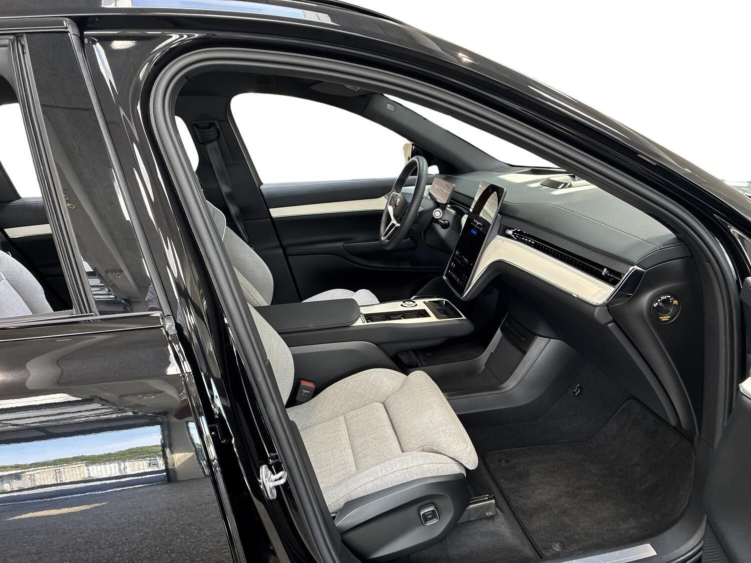Sort Volvo EX90 fra 2025
