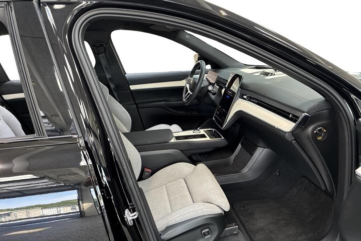 Sort Volvo EX90 fra 2025