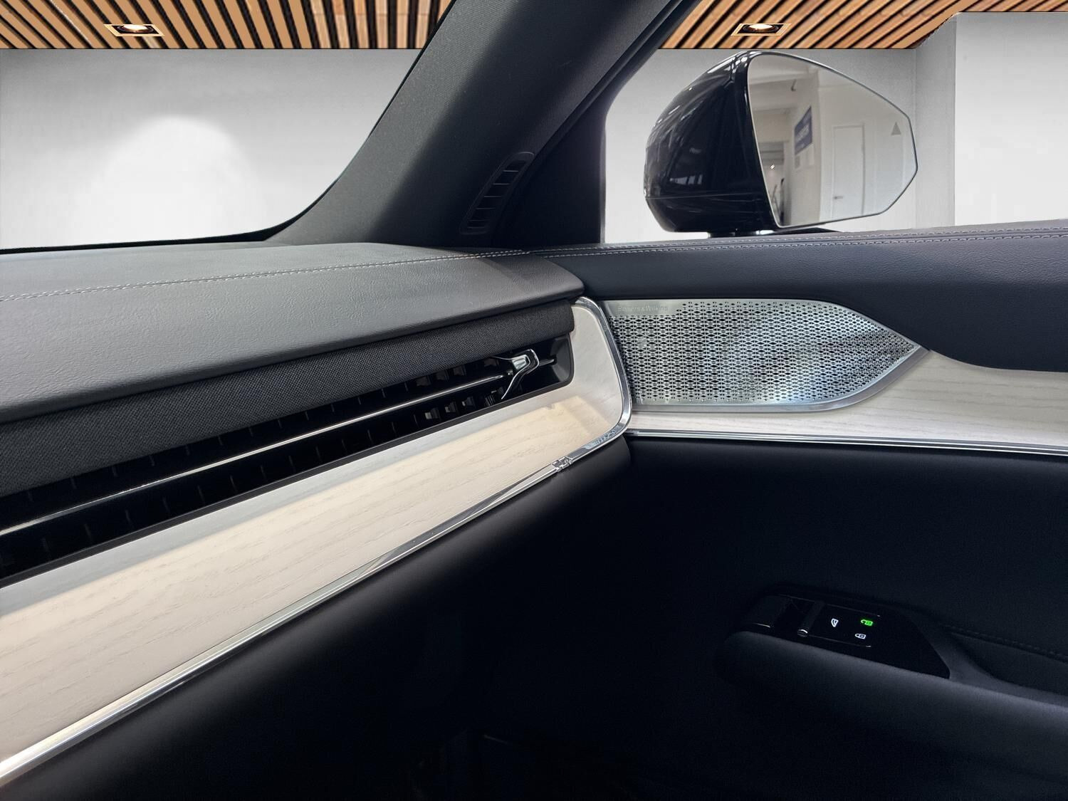 Sort Volvo EX90 fra 2025