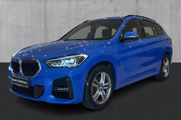 Blå BMW X1 fra 2021 set udefra