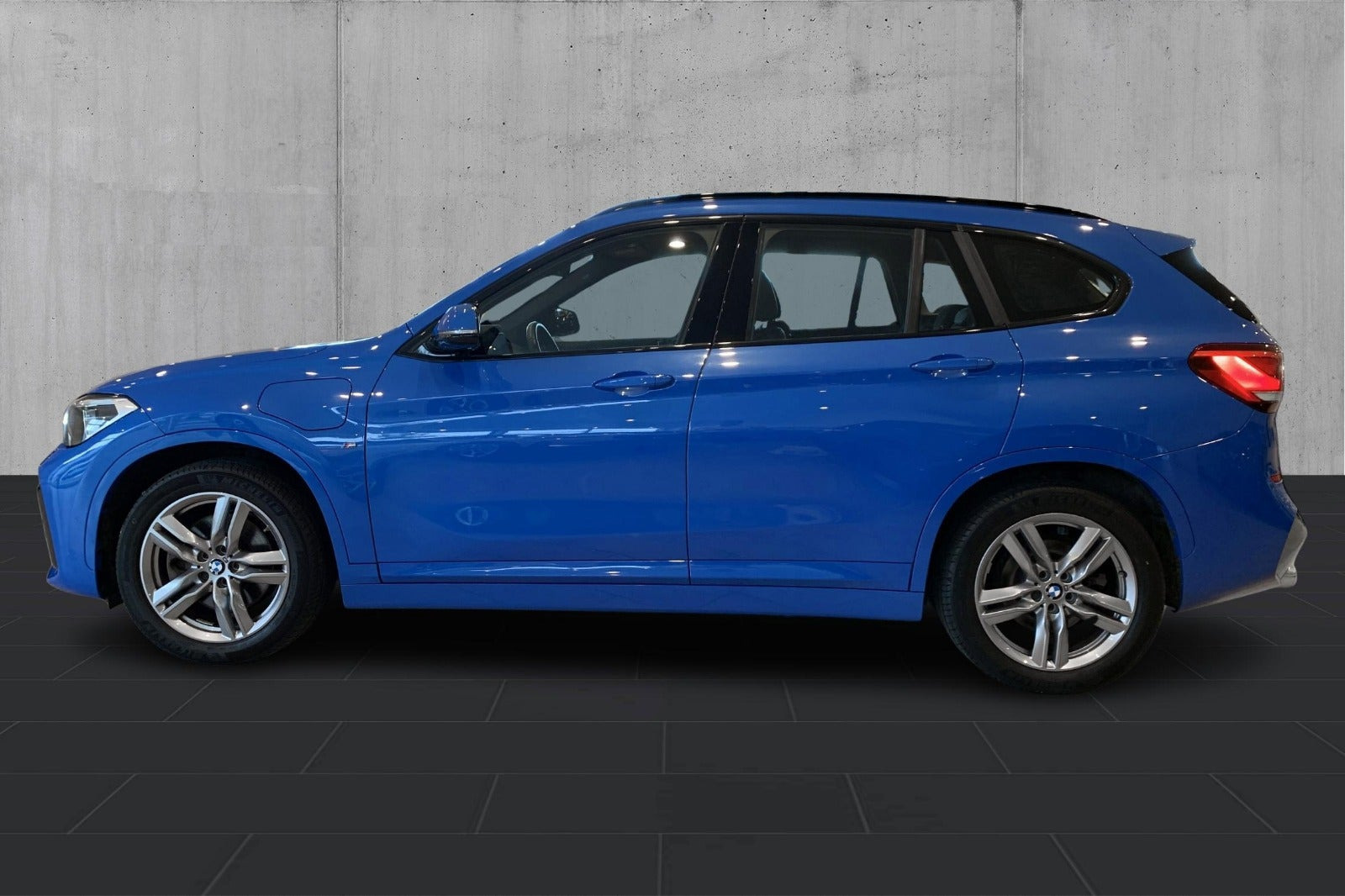 Blå BMW X1 fra 2021