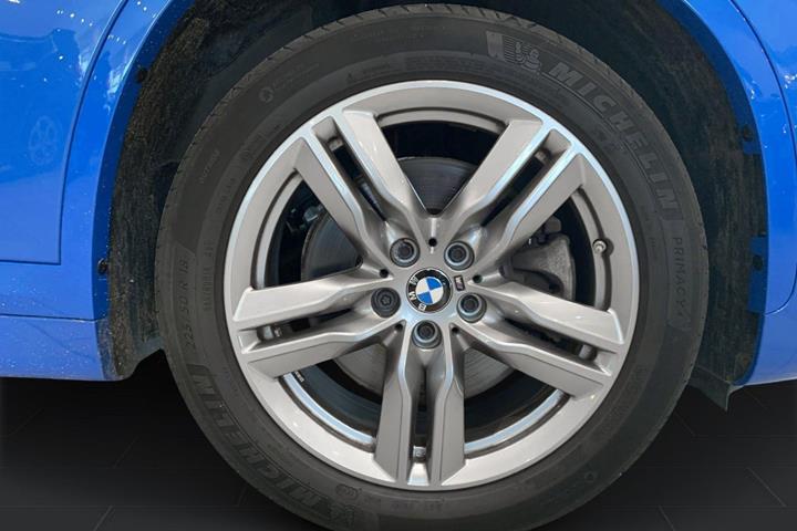 Blå BMW X1 fra 2021