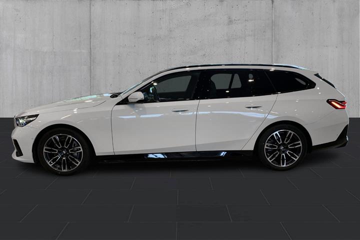 Hvid BMW i5 fra 2025