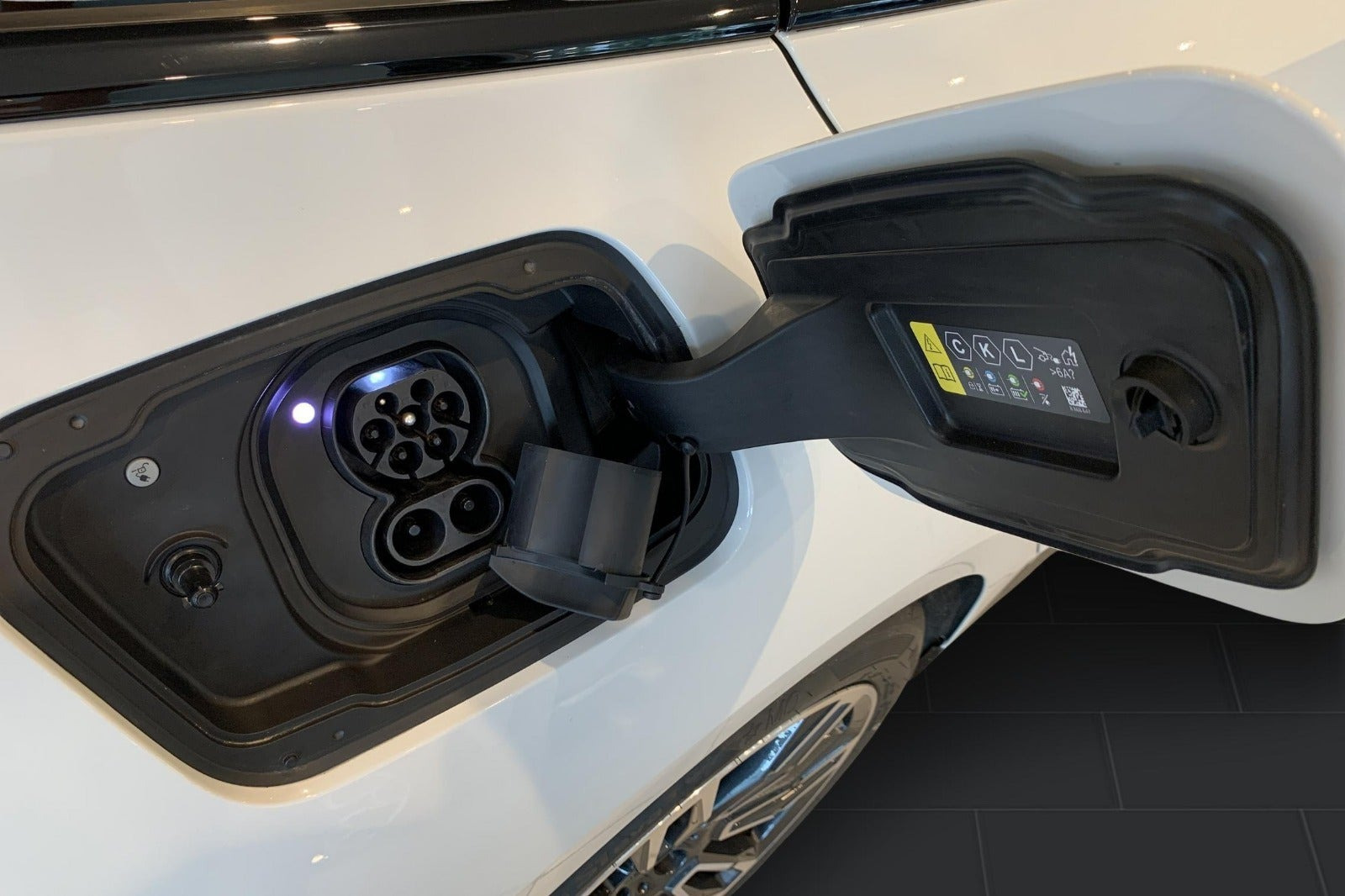 Hvid BMW i5 fra 2025