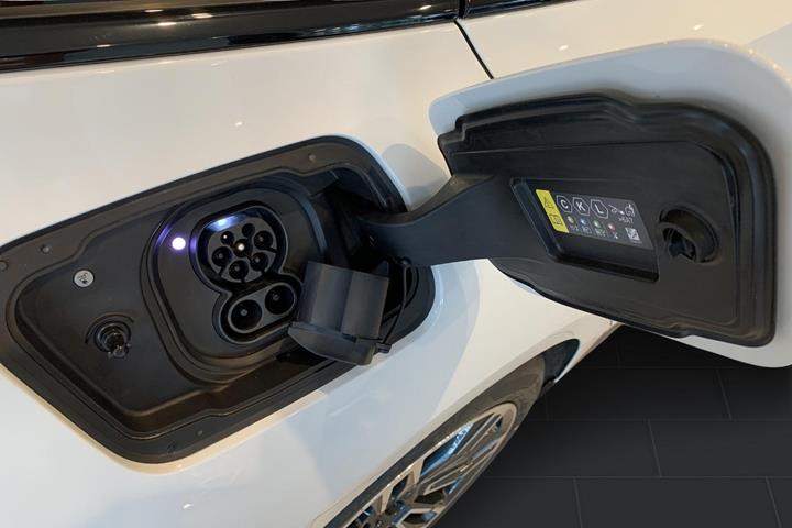 Hvid BMW i5 fra 2025