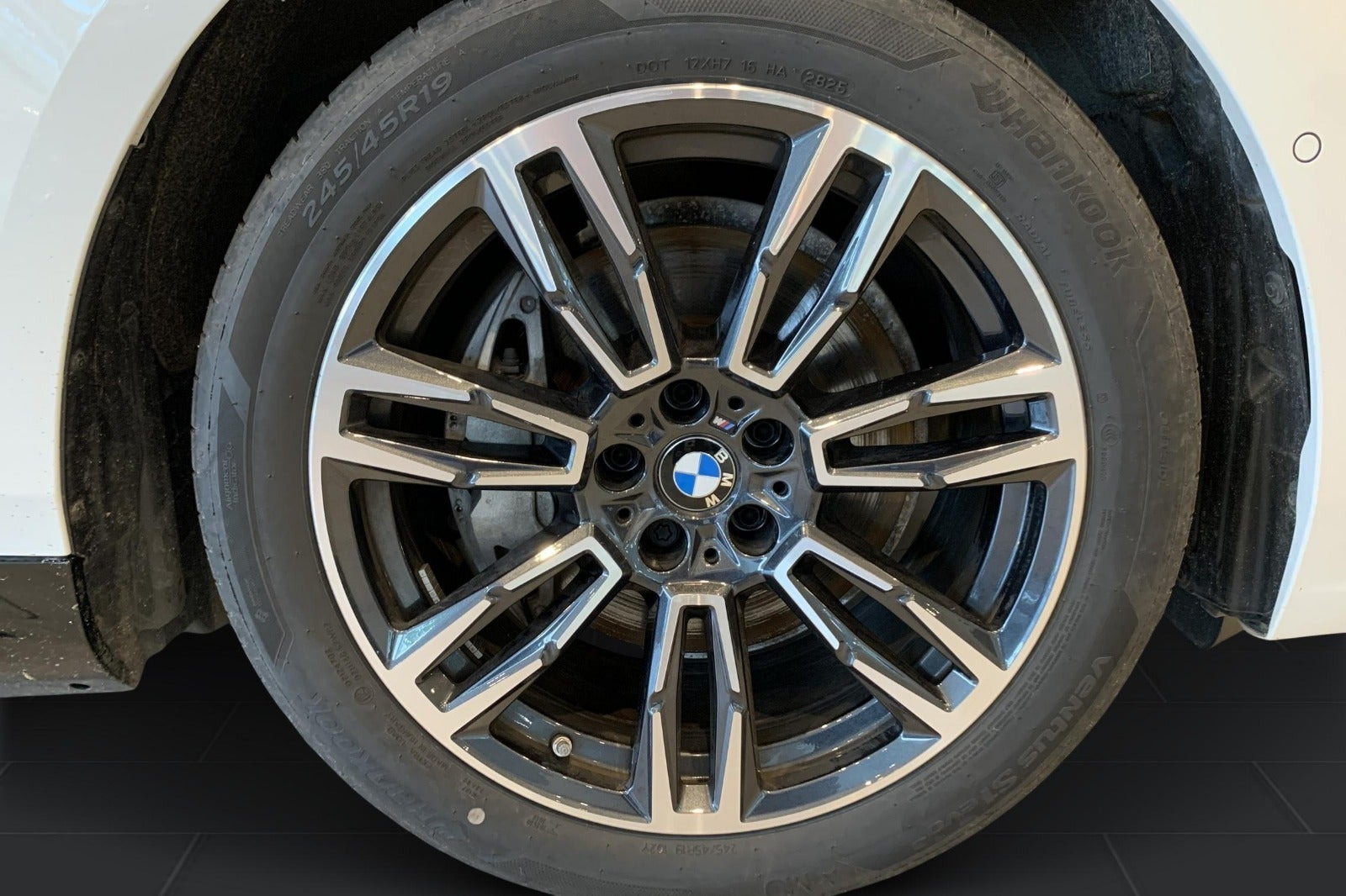 Hvid BMW i5 fra 2025