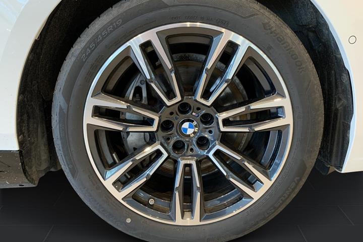 Hvid BMW i5 fra 2025