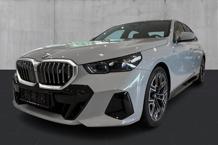 Grå BMW i5 fra 2025 set udefra